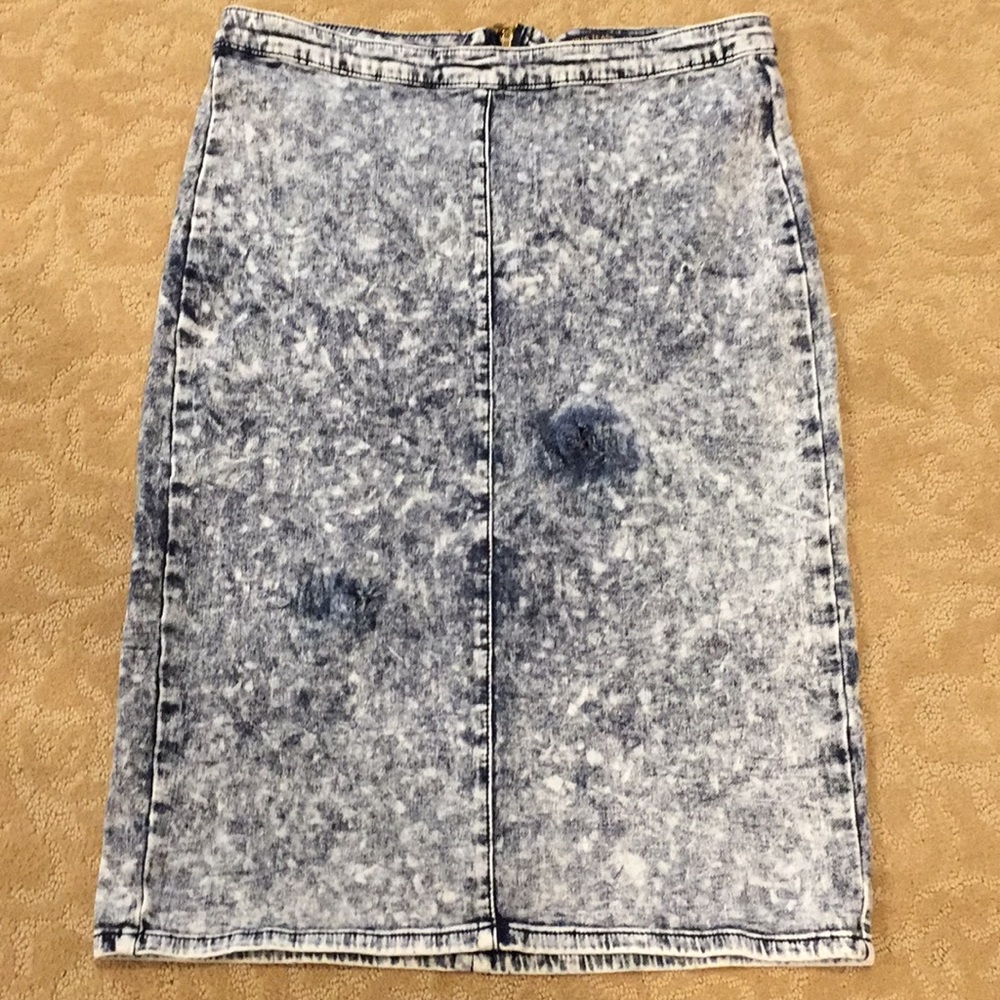 •Distressed skirt•